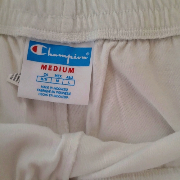 Champion sweatshorts size medium - Picture 2 of 3